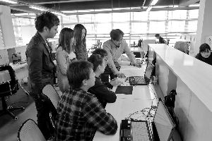 图为实训基地工程师指导学生开展项目设计。叶莉 摄 