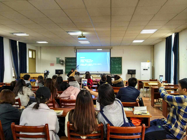 理论课堂变身“欢乐现场秀”